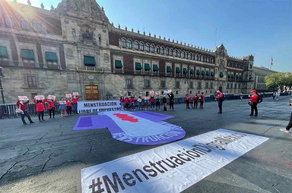 En el Zócalo capitalino, colectivos exigen menstruación libre de impuestos #VIDEOS