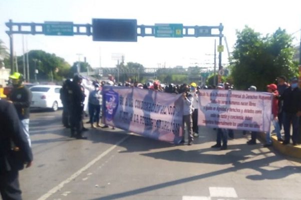 Policías encapsularon a expolicías que bloqueaban el AICM #VIDEOS
