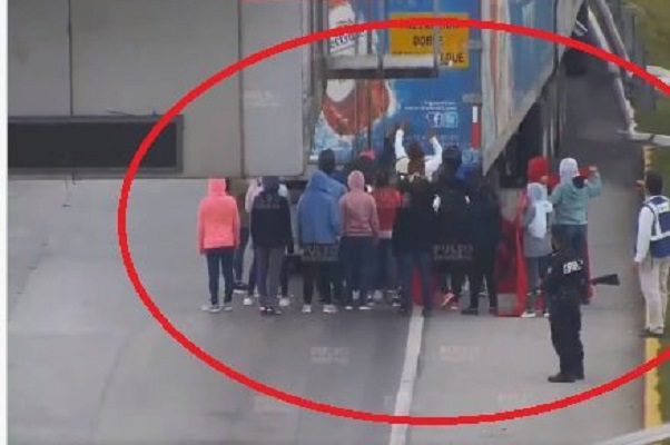 Dos normalistas mueren tras intentar saquear un tráiler, en Tlaxcala #VIDEO