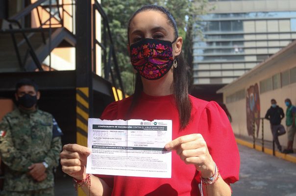 La jefa de gobierno de la CDMX, Claudia Sheinbaum, se vacuna contra el Covid-19