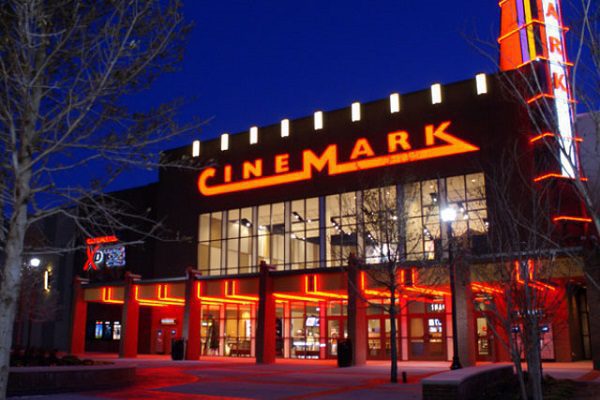 Cines de EU ya no exigirán cubrebocas a vacunados