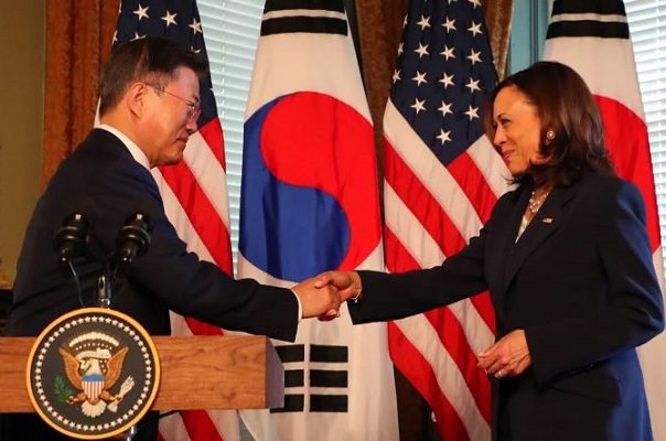 Critican a Kamala Harris por limpiarse tras saludar a presidente surcoreano #VIDEO