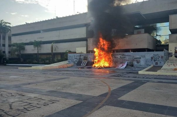 Normalistas de Mactumactzá vandalizan Palacio de Gobierno y bloquean carretera