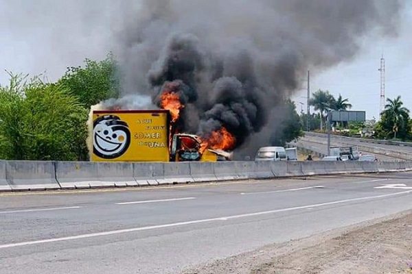Se registraron al menos 11 bloqueos con autos quemados en Michoacán #VIDEOS
