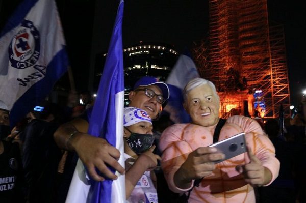 Hasta la madrugada festejaron los aficionados del Cruz Azul en CDMX #VIDEOS