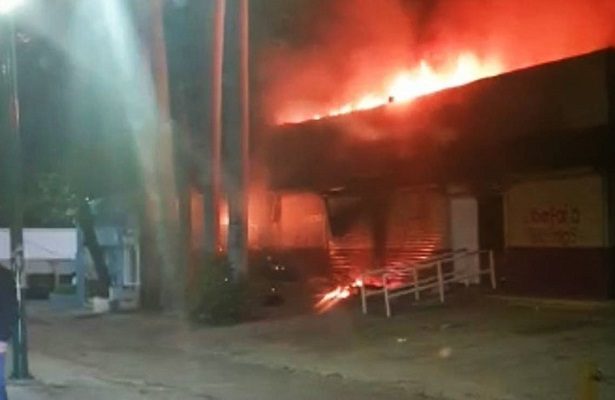 Presuntos normalistas queman instalaciones del INE en Chiapas #VIDEO