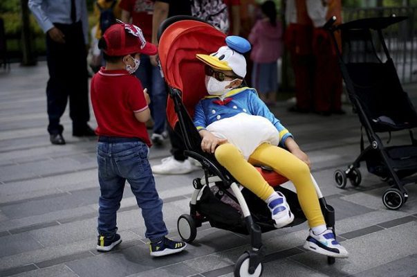 China permitirá a parejas tener hasta tres hijos