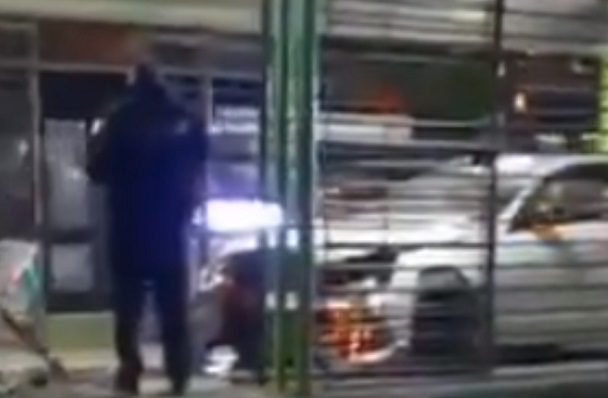 Jóvenes en estado de ebriedad meten auto de lujo a estación del Mexibús #VIDEO