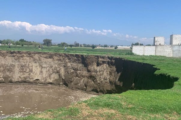 Se forma enorme socavón campos de cultivos de Puebla #VIDEOS
