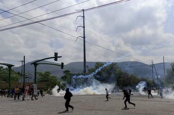 Se enfrentan policías contra normalistas de Mactumactzá #VIDEOS
