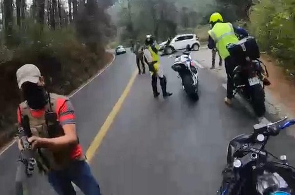 Sujetos armados asaltan a motociclistas en Tejupilco, Edomex #VIDEO