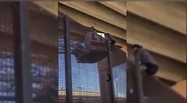 #Video Embarazada queda atrapada al intentar cruzar muro fronterizo con EE.UU.