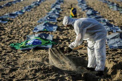Brasil rebasa las 450 mil muertes por covid-19; expertos temen tercera ola de la pandemia