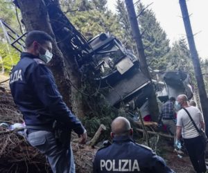 Cabina de teleférico se desploma en Italia; hay 12 muertos