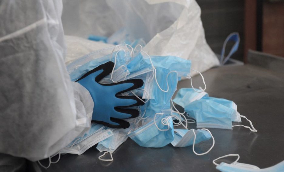 Vacunados contra covid-19 en EU ya no deberán usar cubrebocas en interiores