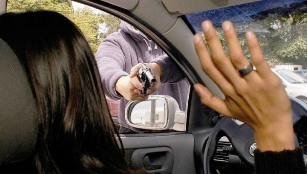 Mujer logra escapar de delincuentes en Ecatepec #VIDEO