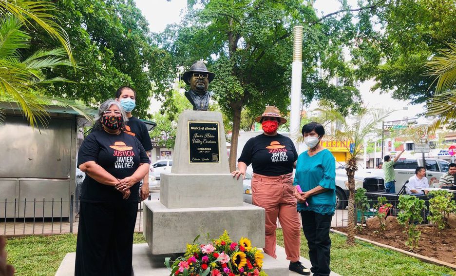 Familiares develan busto de Javier Valdez, periodista asesinado en Sinaloa