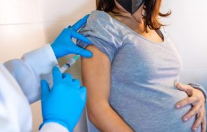 Brasil deja de aplicar vacuna AstraZeneca en embarazadas