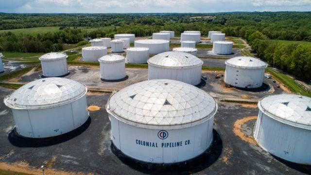 Hackeo a oleoducto en EU obliga a refinerías a reservar buques para almacenar combustible