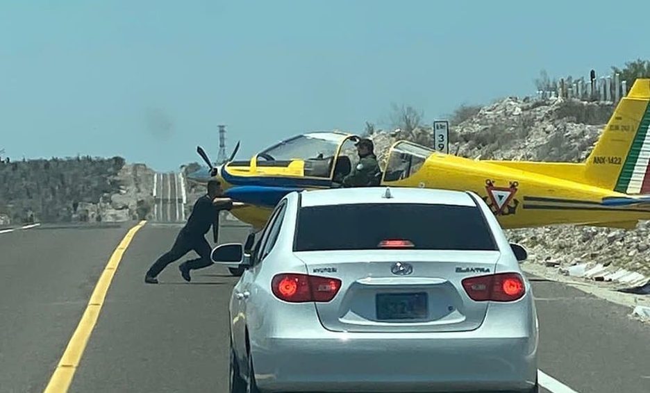 Avioneta de la Fuerza Aérea aterriza de emergencia en carretera de BCS