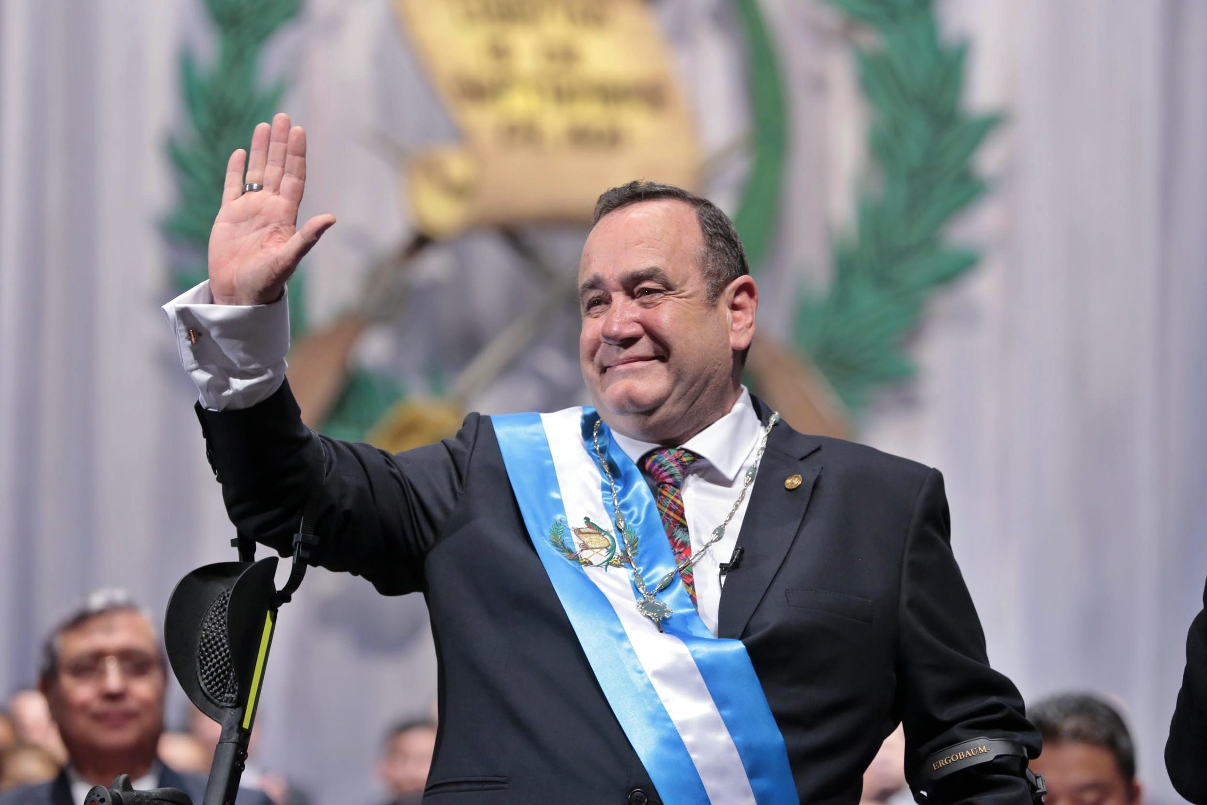 Llega presidente de Guatemala a México, asistirá a ceremonia de perdón a pueblos mayas