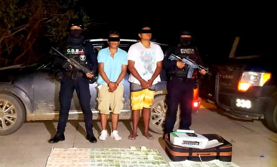 Detienen a dos hombres con 24 mil pesos en billetes falsos, en Guerrero