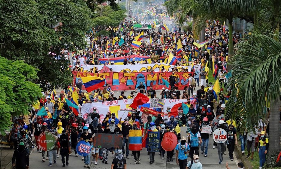 Jornada de protestas en Cali, Colombia, deja al menos diez muertos