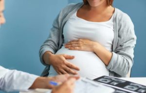 Embarazadas transmiten a bebés inmunidad contra covid, de forma temporal: López-Gatell