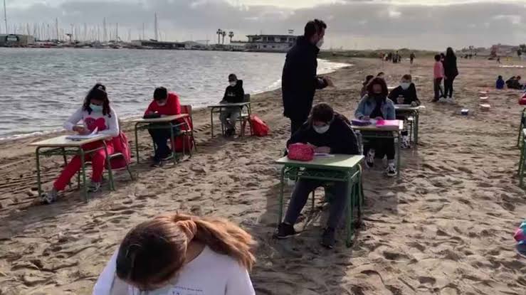 Con sol y sana distancia, escuela privada de Veracruz da clases en la playa