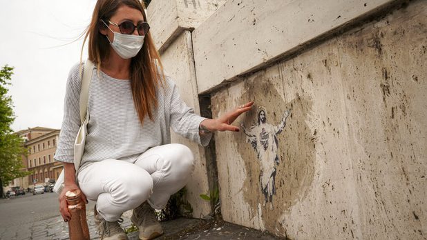 Demanda artista al Vaticano por usar sin permiso obra suya en estampillas