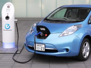 Fabricación de autos eléctricos será más barata en 2027, revela estudio
