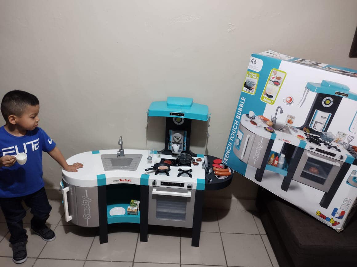 Niño pide a sus padres una cocinita de juguete, su argumento se vuelve viral