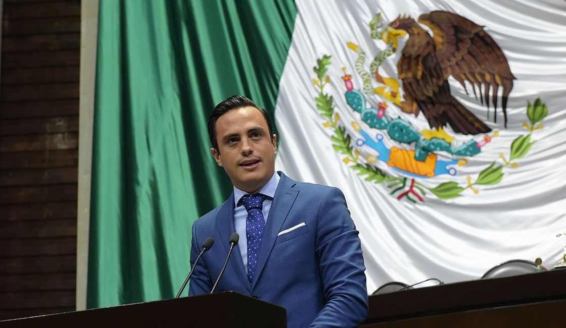 Candidato panista recibe constancia de comunidad indígena, pero no recuerda cuál era