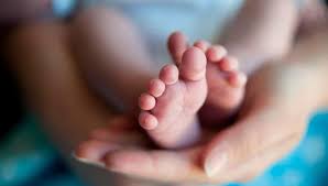 Mujer da a luz a nueve bebés, esperaba septillizos