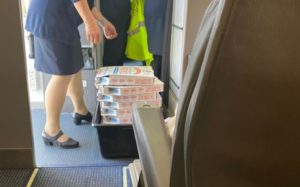 Por retraso en vuelo, piloto invita las pizzas a los pasajeros