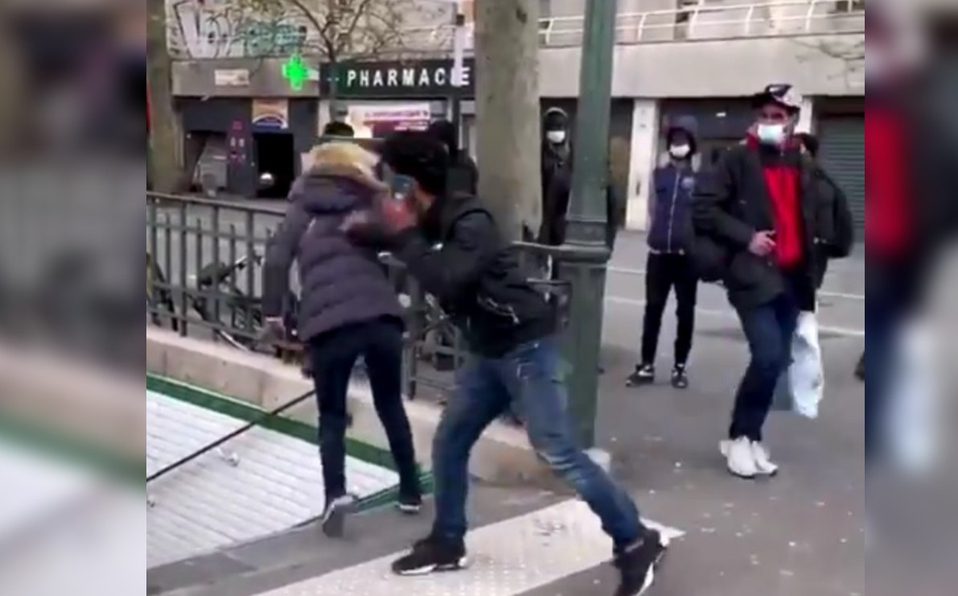 En Francia hombre empuja a mujer de escaleras del metro, lo deportan #VIDEO
