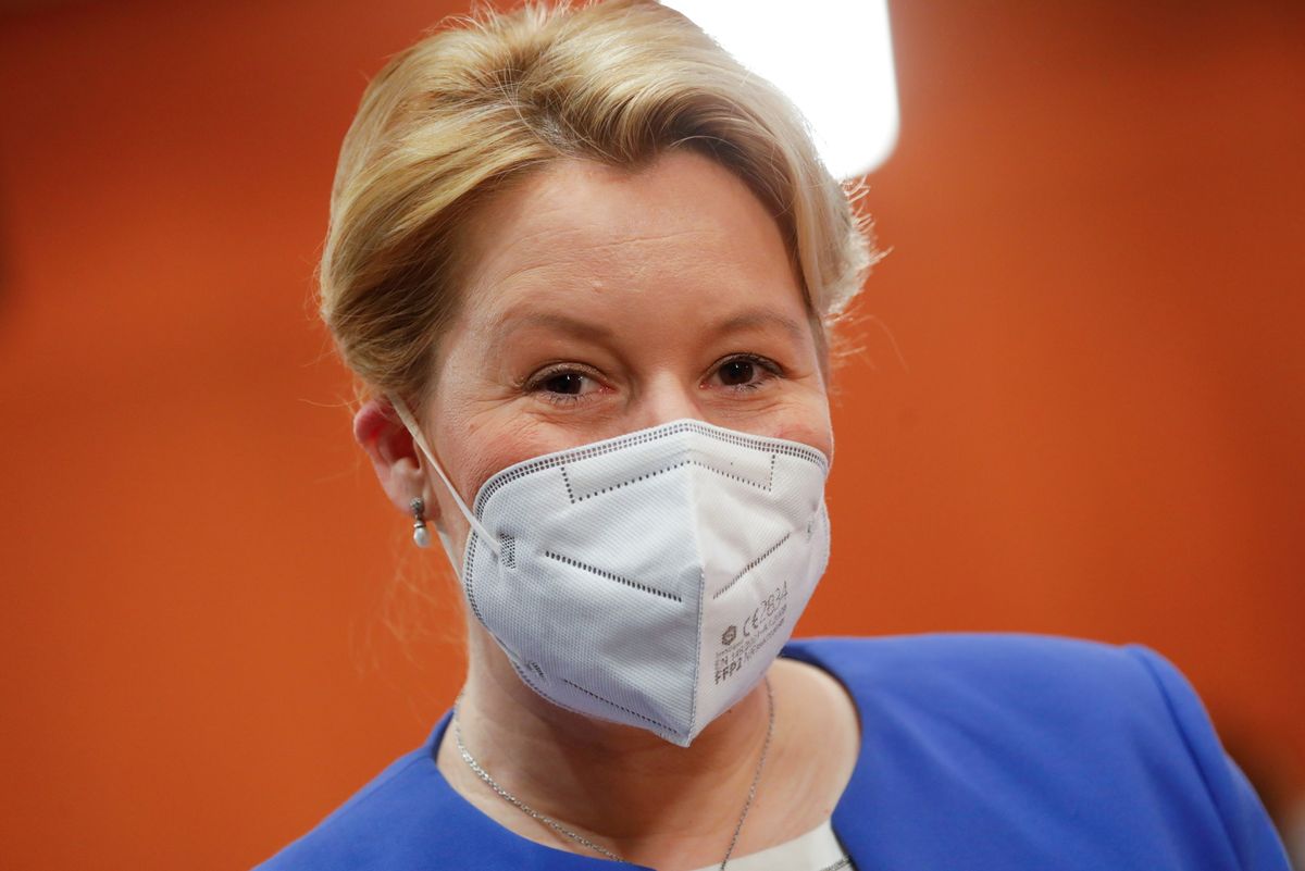 Ministra de asuntos de mujeres en Alemania renuncia por denuncia de presunto plagio de su tesis