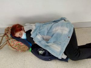Muere mujer que esperaba en el piso a ser atendida por covid-19 en hospital de Argentina