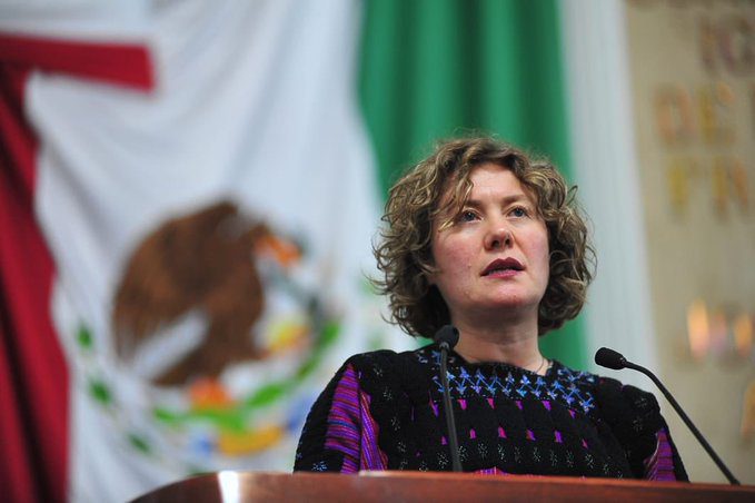 Redes sociales se burlan de candidata de Morena por auto entrevistarse