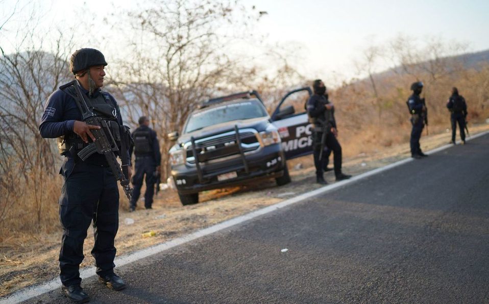 Civiles armados destruyen vía y bloquean carretera en Aguililla