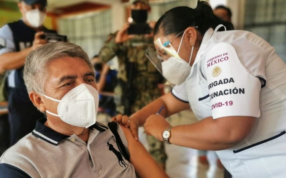 El 80% de maestros del país ya está vacunado: AMLO