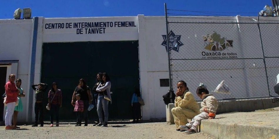 Por la desaparición de activista, trasladan a penal femenil a alcaldesa de Nochixtlán