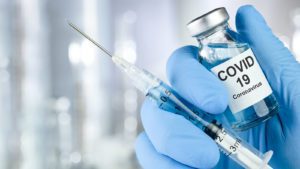 Pese a vacunación la pandemia sigue creciendo, asegura OMS