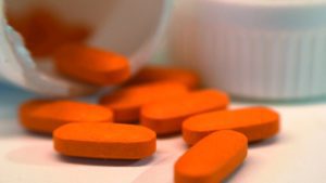 Ibuprofeno no agrava COVID, según estudio
