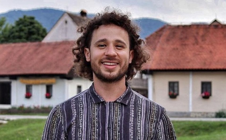 Multan a Luisito Comunica en el AICM