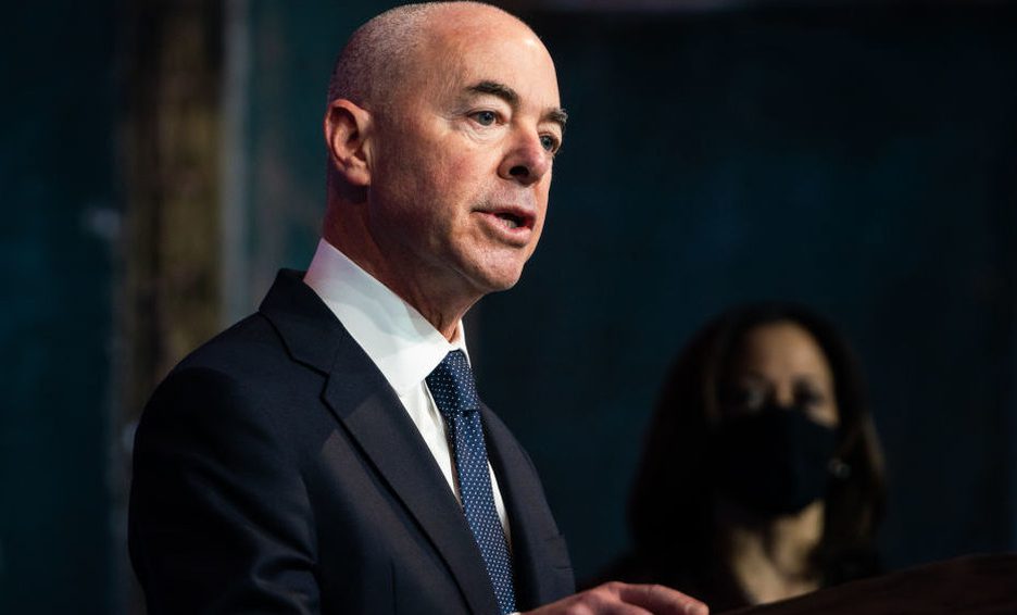 Secretario de seguridad de EU llega a México