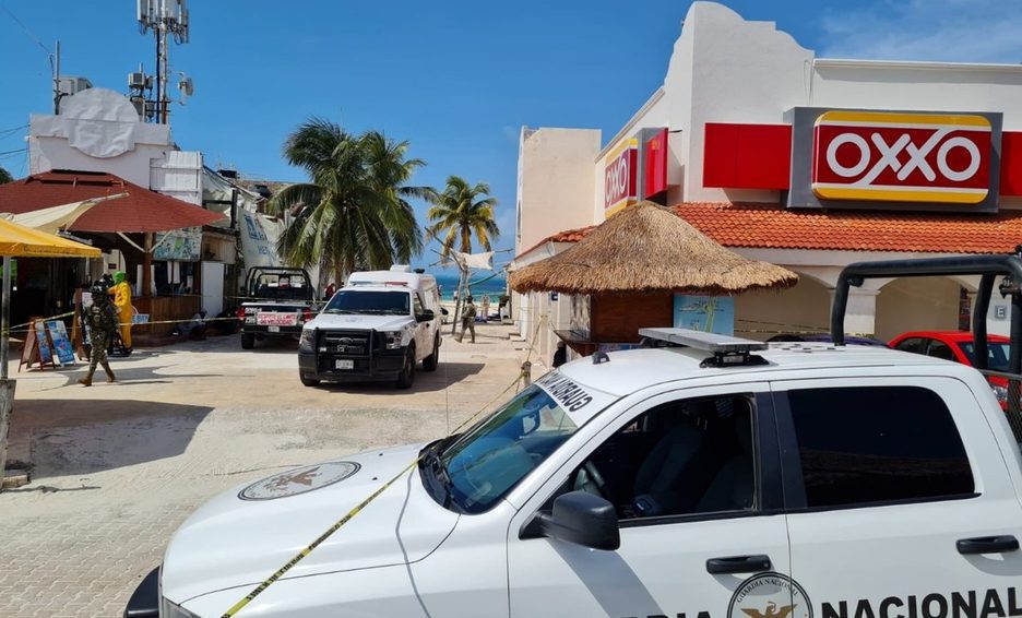 Balacera en playa de Cancún deja dos muertos; turista resulta lesionada por bala perdida