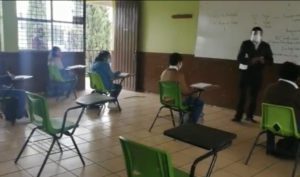 Alumnos dejan plantados a maestros por regreso a clases en EDOMEX
