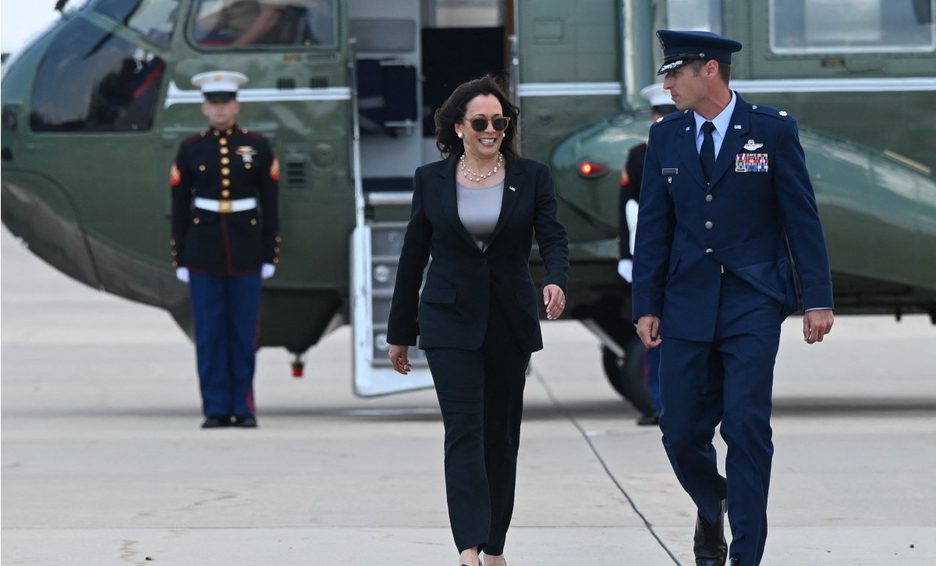Avión de Kamala Harris presenta falla y la hace regresar a EU