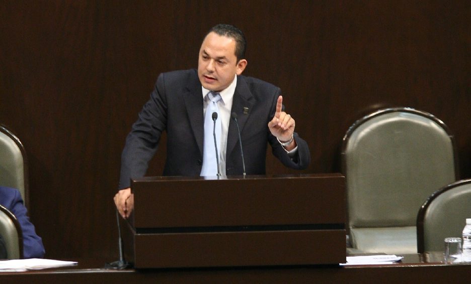 Segmento de noticias falsas en mañaneras es “sólo show”, dice senador del PAN